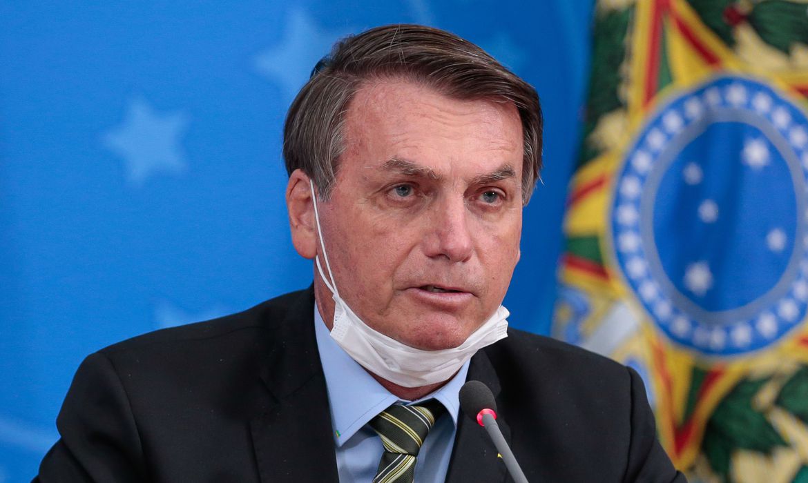 Bolsonaro assina decreto para agilizar instalações de antenas 5G