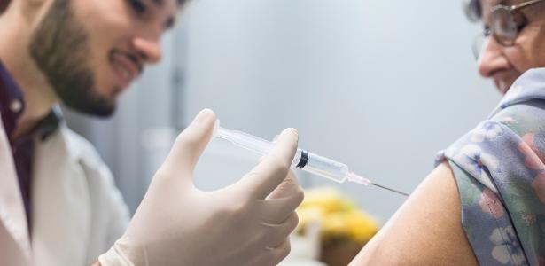 Covid-19: vacina teve 98% de respostas positivas em idosos