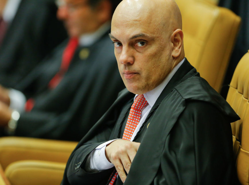 Alexandre de Moraes decide que Bolsonaro não pode negar depoimento à PF