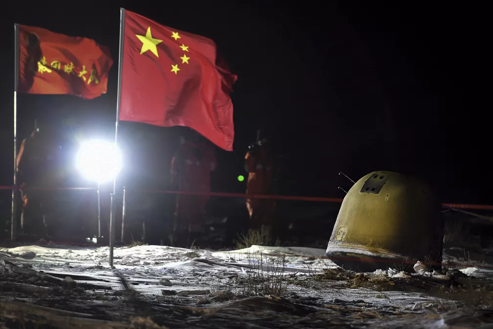 Missão Chang'e - Sonda chinesa retorna à Terra com 2kg de poeira lunar